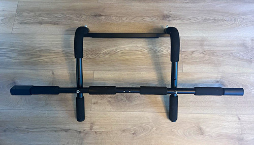 Black pull bar for gym - black,