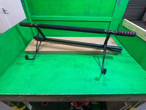 Max pull bar v2 doorway - up,